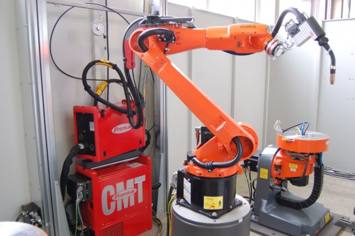 Foto Roboteranlage zum CMT-Schweißen von Motorrad-Komponenten